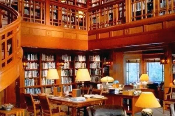 ▲佔地約59坪的大宅圖書館，擺放了許多比爾蓋茲的收藏。（圖／翻攝TheStreet網站）