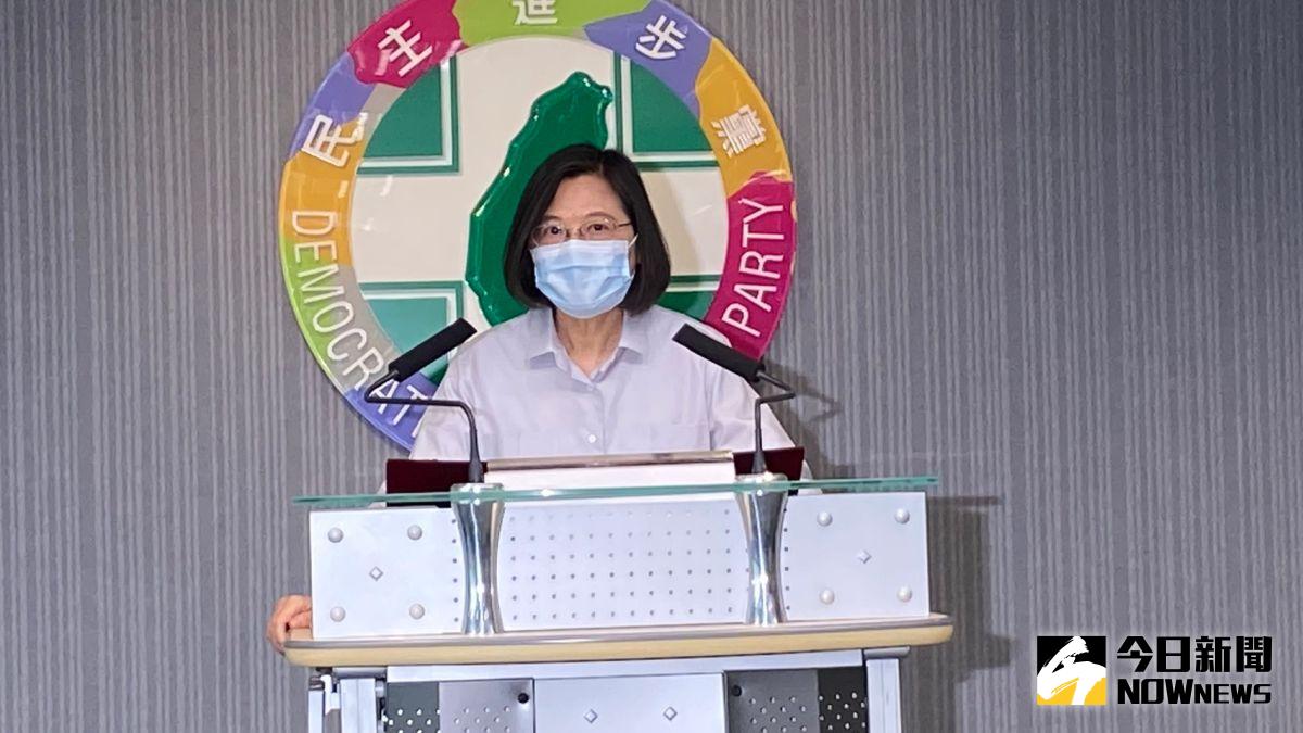 ▲肺炎疫情越來越嚴重，兼任民進黨主席的總統蔡英文12日下午在中常會前發表談話。（圖／記者胡宥心攝）