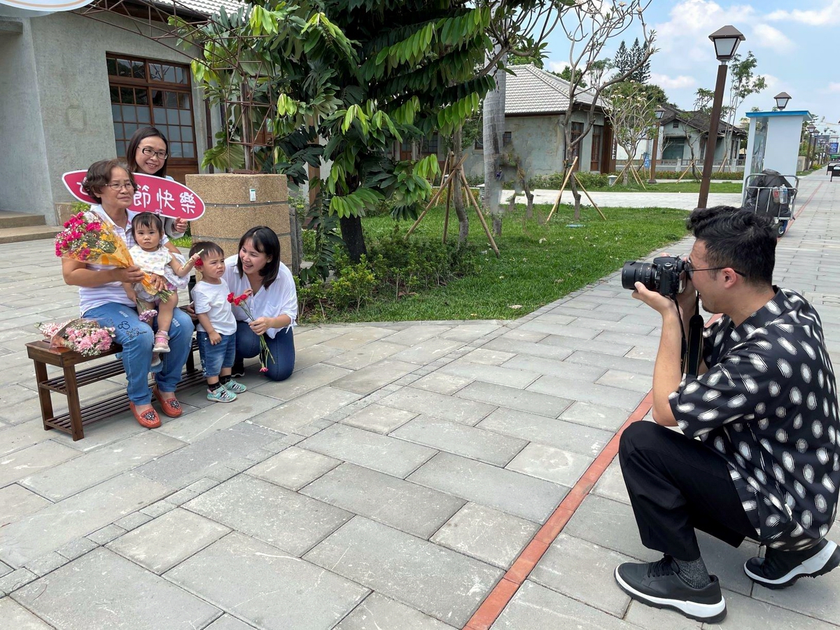 ▲歡慶溫馨母親節，屏東勝利星村結合全區品牌店家，5月8日及9日週休推出「幸福快門聲」家庭寫真活動，拍攝全家福為今年母親節留下幸福難忘的回憶。（圖／屏東縣政府提供, 2021.05.05）