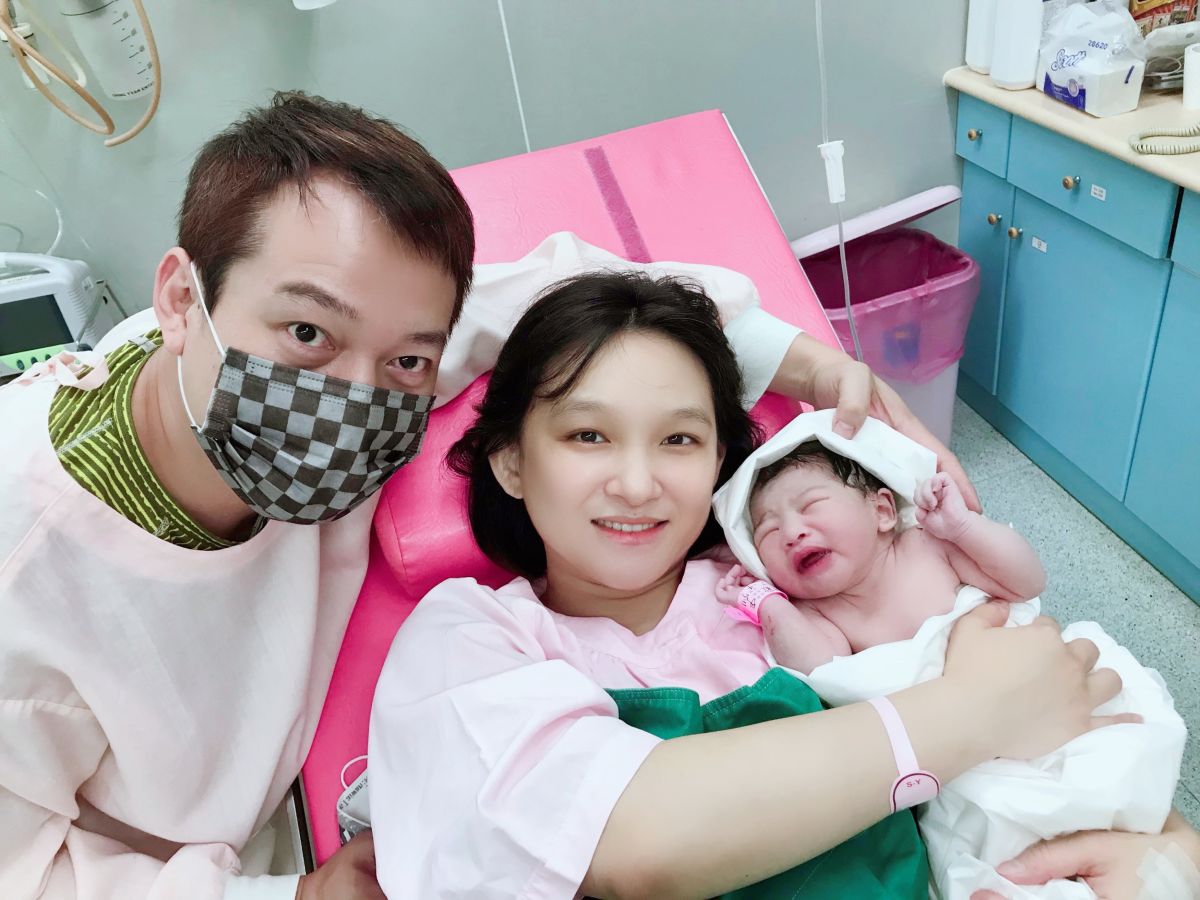 ▲林良歡（中）與男友交往多年，未婚的她已經有了一個4歲兒子，最近又順利產下女兒。（圖／豪記唱片提供）