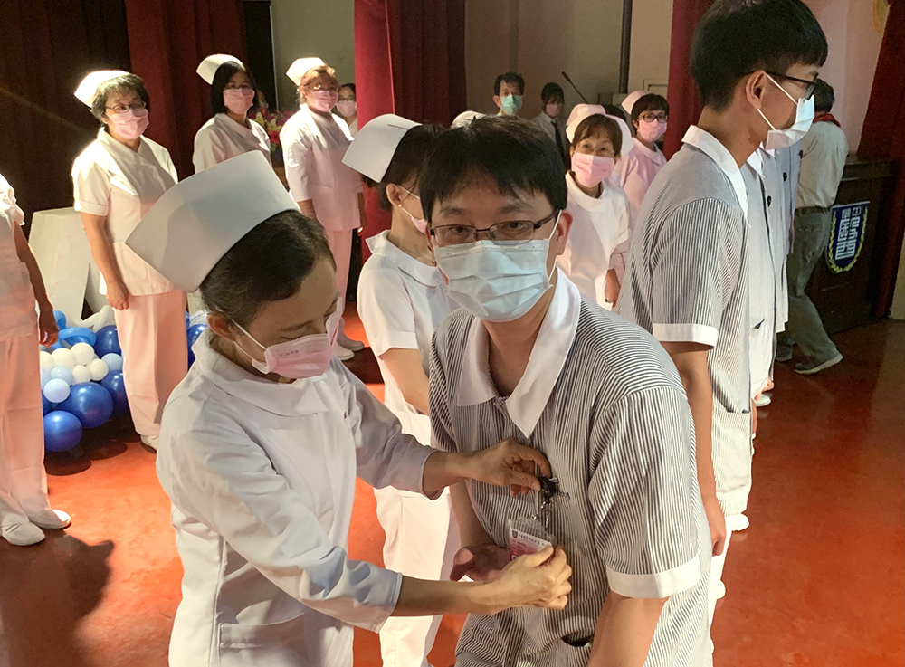 ▲加冠生蔡旻樺上台接受護理專業老師加冠。（圖／記者張振興攝，2021,05,05）