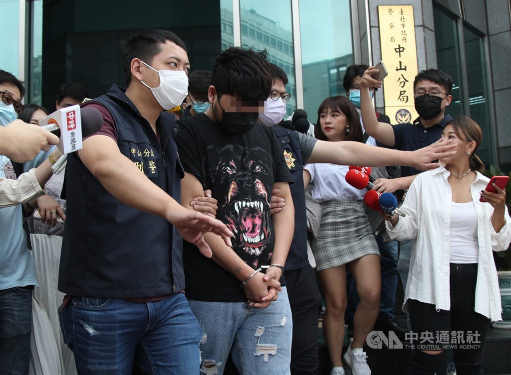 ▲北市黑衣人餐廳潑灑蟑螂案引發各界關注，警方5日上午將涉案許姓男子（前左2）移送北檢。北院6日凌晨裁定5萬元交保、限制住居。（圖/中央社）