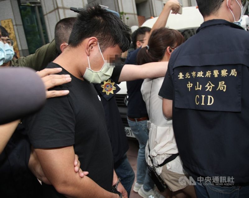 ▲北院6日凌晨裁定涉案蔡姓男子(前左)5萬元交保、限制住居。(圖/中央社)