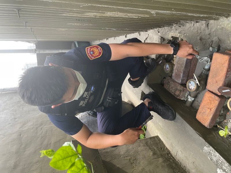 ▲員警李峻邑變身水電工，立馬解決住戶漏水問題(圖/記者鄧力軍翻攝)