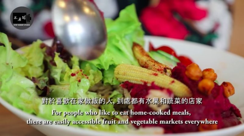 ▲凱薩琳狂讚台灣素食文化興盛，不少餐廳都會提供素食外，素食也隨處可見，台灣人也非常尊重這樣的飲食型態。（圖/）