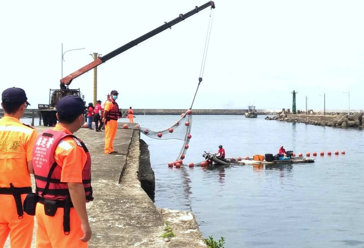 ▲高雄市政府海洋局舉辦漂流木攔木網演練活動，以維護漁民及漁船之安全。(圖／記者黃守作攝，2021.05.06)