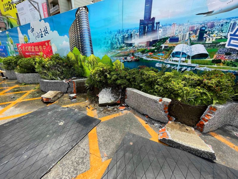 ▲加油站內的水泥花圃被撞破。(圖/前鎮分局提供)