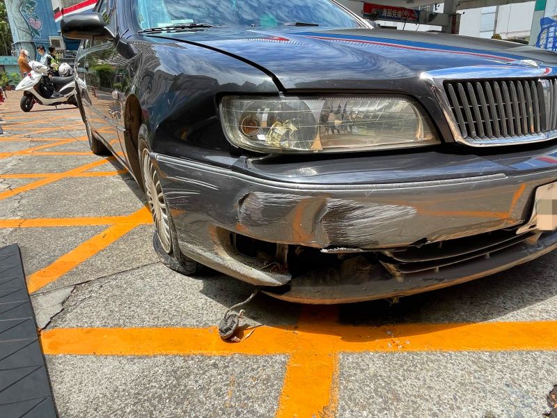 ▲法師的轎車也嚴重毀損。(圖/翻攝畫面)