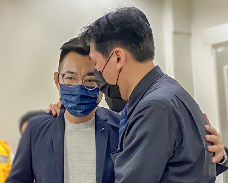 ▲名嘴黃暐瀚母親遭酒駕者撞死,國民黨主席江啟臣今日前往探視。(圖/截圖自江啟臣臉書)