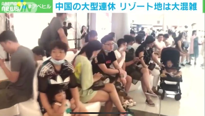 ▲不少中國民眾坐在免稅店外頭休息,但很多人都沒有戴上口罩。(圖/翻攝自ANN