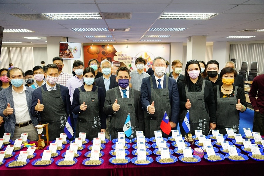 ▲外交部拉美司俞大㵢司長(右三)、瓜地馬拉駐臺葛梅斯大使(中)、宏都拉斯駐臺寶蒂絲妲大使(右二)、尼加拉瓜駐臺李蜜娜大使(左三)、台灣咖啡協會吳怡玲副理事長 (右一)、中美洲經貿辦事處廖鴻達主任(左二)、台灣精品咖啡協會郭維平理事長 (左一)與臺灣咖啡進口商一起鑑賞「2021中美洲咖啡聯合杯測」的三國生豆。（圖／資料照片）