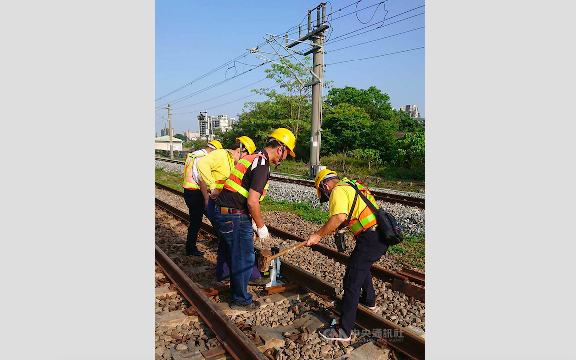▲台鐵6日發生中部路段鋼軌過熱事件，台鐵表示，鋼軌過熱路段發生在成功至彰化間西主正線，為半徑600的曲線，因軌溫近攝氏50度，造成鋼軌受熱漲影響彎曲而方向不整，工務段派人將軌道撥正後再恢復路線行駛。（台鐵提供）中央社記者汪淑芬傳真　110年5月6日