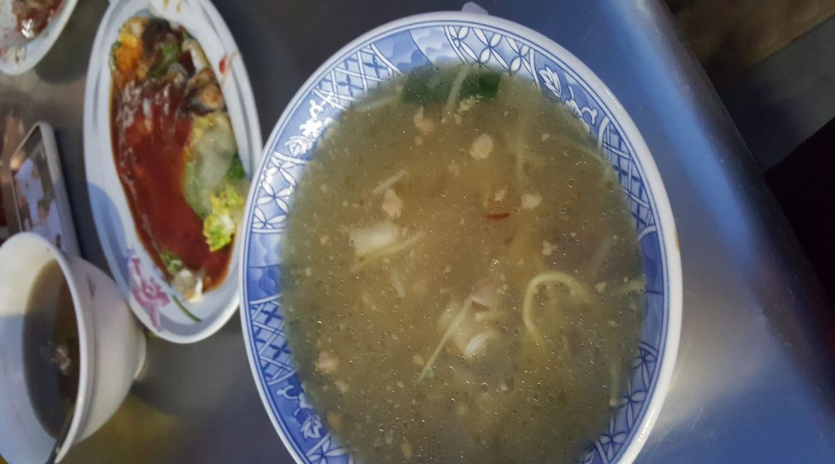 ▲有位網友抱怨，乾麵吃完後把剩餘肉燥倒進湯裡面吃，結果卻被老婆嫌棄很噁心，讓他很不服氣。（圖／翻攝自《爆怨2公社》臉書）