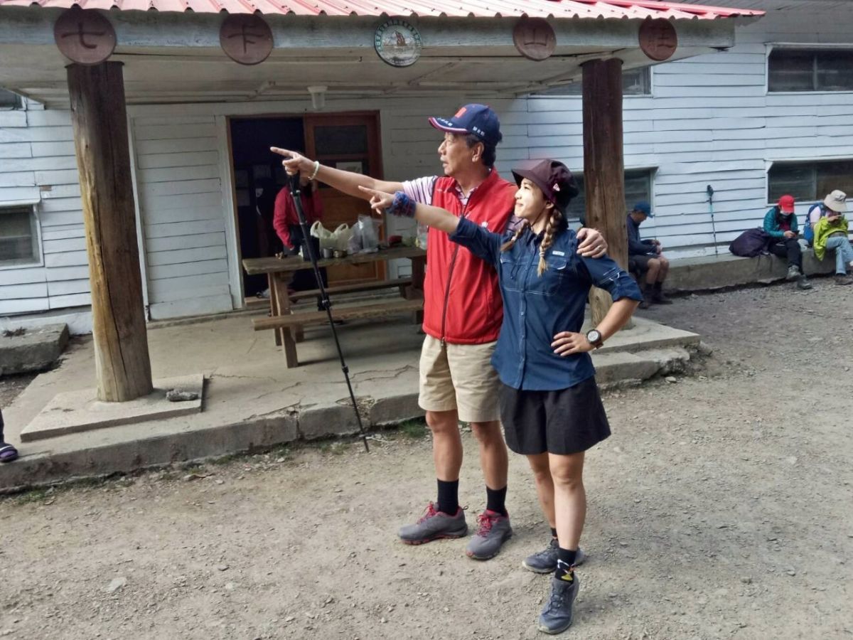 ▲台灣網紅登山家詹喬愉分享在雪山遇到鴻海創辦人郭台銘的合照，引發網友熱議。（圖／翻攝自「詹喬愉 - 三條魚Tri Fish」臉書）