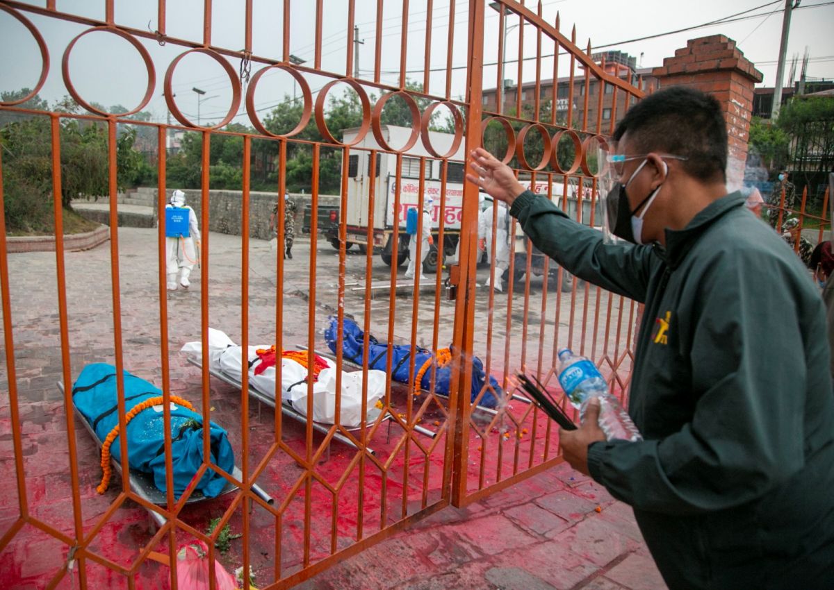 ▲印度疫情蔓延南亞，尼泊爾疫情飆升，使得國內醫師憂心該國淪為迷你印度，成為下一個變異病毒肆虐的國家。（圖／美聯社／達志影像）