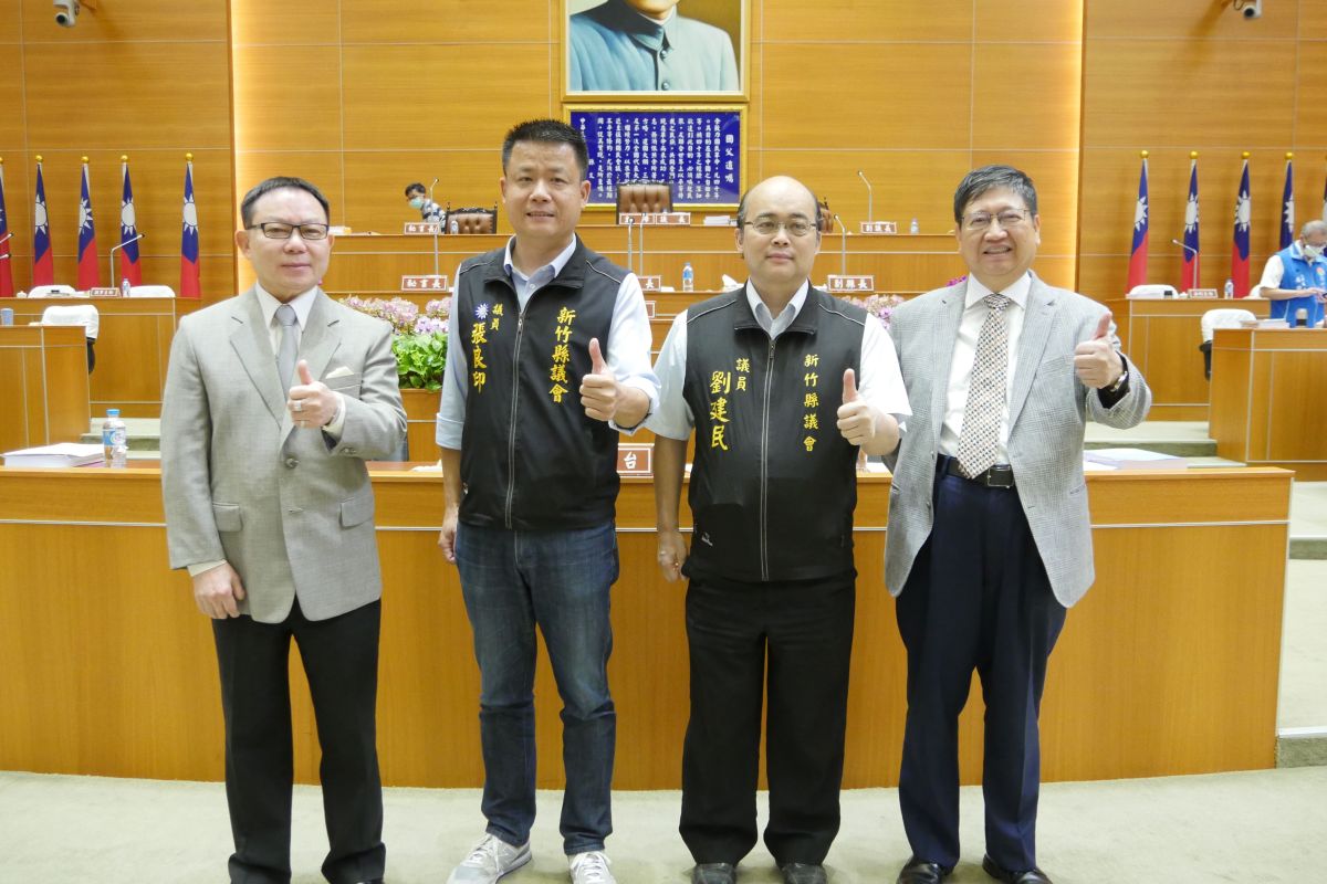 ▲新竹縣議員劉建民(右二)質詢時，關心原鄉簡易自來水系統。（圖／新竹縣政府提供）