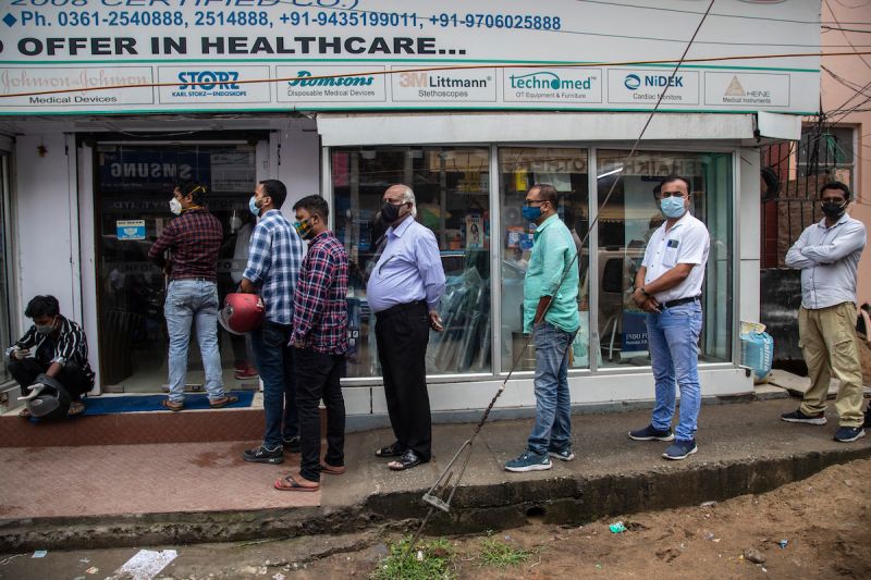 ▲新冠肺炎持續肆虐印度，各地醫療資源缺乏。圖為印度民眾戴著口罩在藥局外頭排隊，等待購入藥品。（圖／美聯社／達志影像）