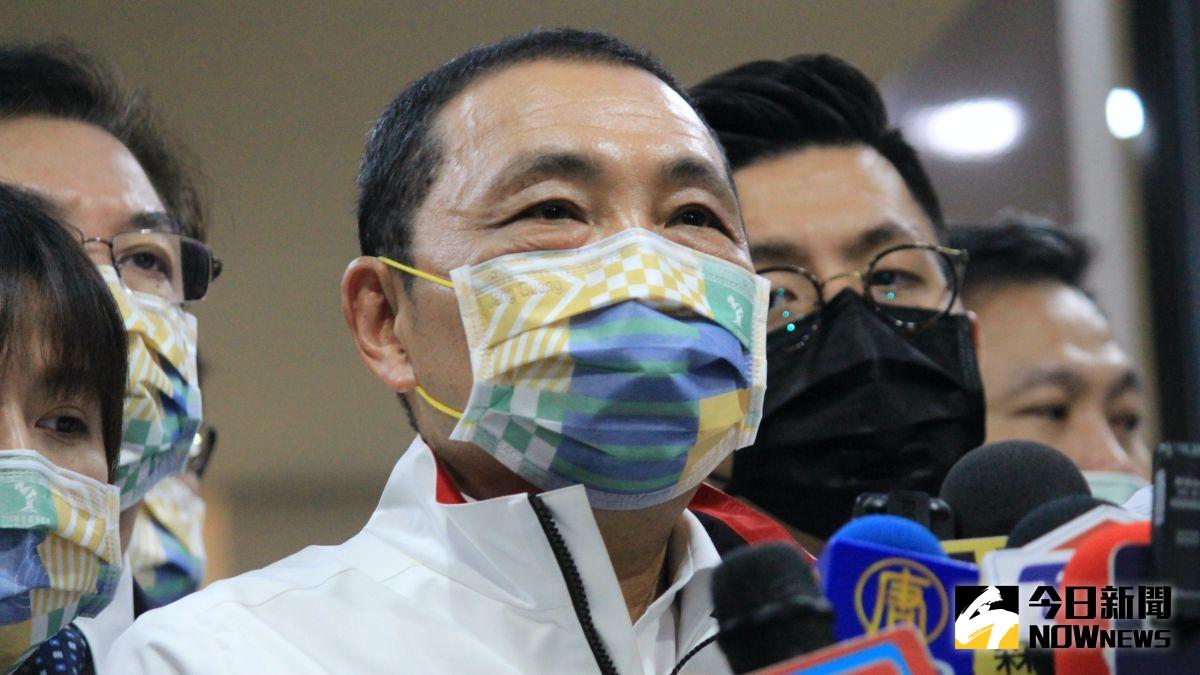 ▲新北市長侯友宜7日受訪時，贊同台北市長柯文哲「機組員優先施打疫苗」的說法，認為防疫相關政策應該是隨時都在調整。（圖／記者丁上程攝，2021.05.07）