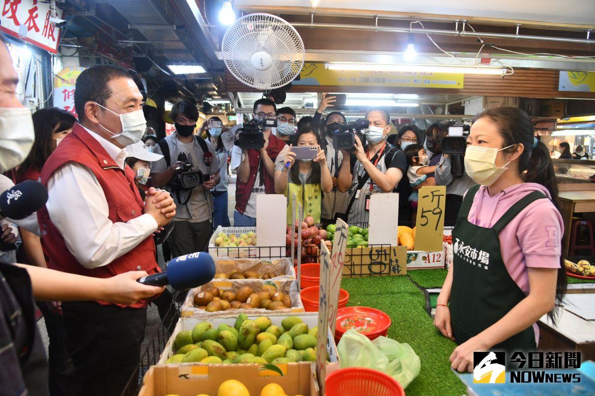 ▲新北市長侯友宜今日在經發局長何怡明、市場處長盛筱蓉及永和區長陳怡君的陪同下，視察永安公有市場的防疫措施。（圖／記者陳志仁攝，2021.05.07）