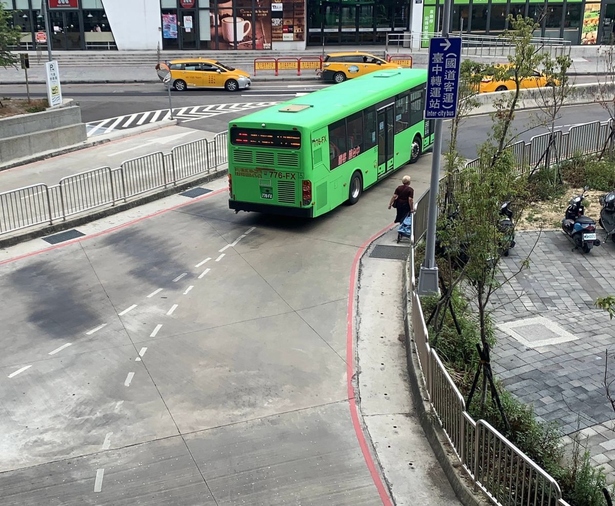 ▲臺中市議員批，火車站前轉運站動線設計不良，人車爭道險象環生。（圖／議員提供）