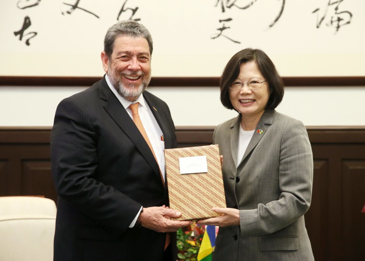 ▲聖文森及格瑞那丁總理龔薩福（左）於2016年訪台時與總統蔡英文合影。如今該國也加入聲援台灣加入WHA的行列。（圖／總統府）