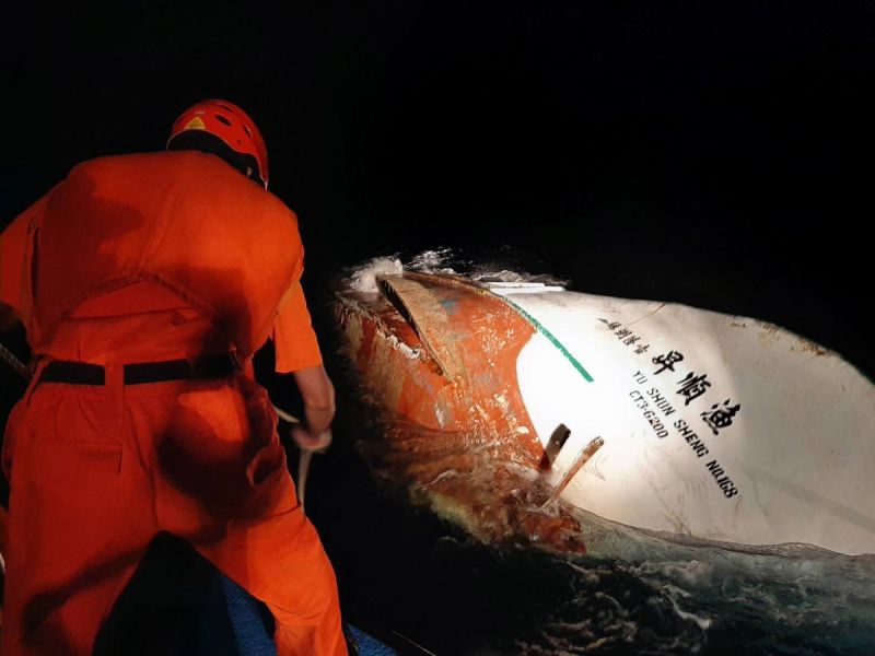 屏東縣琉球籍「漁順昇168號」觸礁　3人獲救1失蹤
