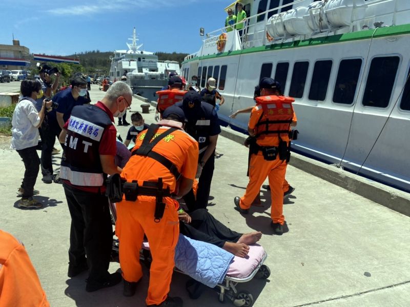 ▲獲救陳姓船長等3人在於恆春後壁湖上岸,3人精神狀態都不錯能夠自行走路,3名船員有失溫,送醫前意識清醒,分別送往醫院醫治。(圖/海巡提供,