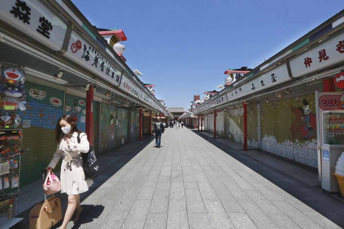 ▲日本疫情未退燒，4都府縣實施緊急事態宣言，觀光勝地淺草空無一人。（圖／美聯社／達志影像）