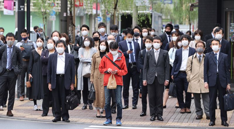 ▲日本新冠肺炎疫情持續嚴峻，日本政府決定延長緊急事態宣言至5月31日。圖為黃金週結束，民眾擠在馬路口準備上班。（圖／美聯社／達志影像）