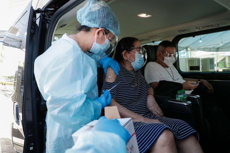 ▲疫苗難求，美國媒體指出，一旦世衛如預期核准中國兩款疫苗，需求勢必更大。圖為菲律賓民眾接種。（圖／美聯社／達志影像）