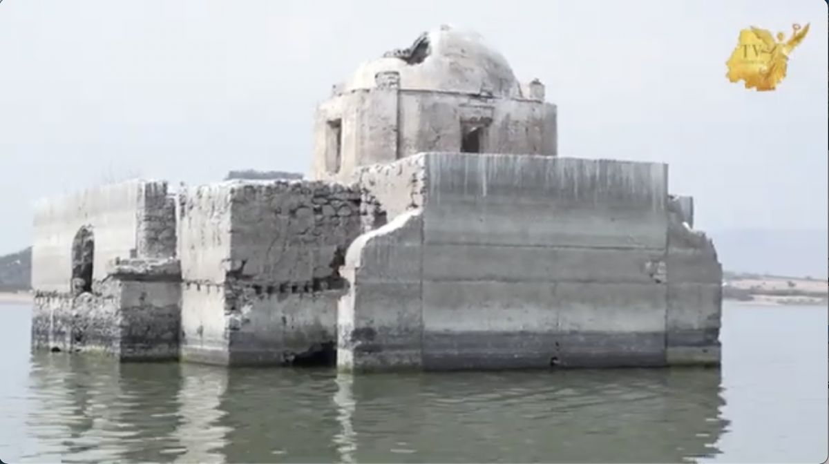 ▲墨西哥的多洛雷斯聖母教堂沉沒逾40年，最近因為乾旱再度重見天日。（圖／翻攝自TV LIBERTAD）