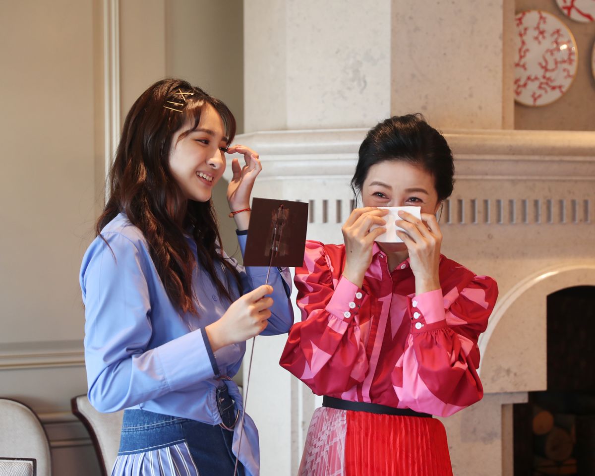 ▲齊薇（左）送上母親節卡片，方文琳忍不住淚崩。（圖／大創紅國際）