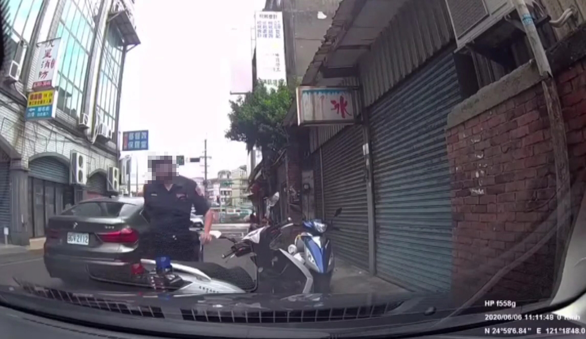▲去年6月莊姓員警遭到黃姓民眾駕車輾傷左腳，影片流傳後引發網友大加撻伐導致莊姓員警萌生辭意。（圖／記者李春台翻攝）