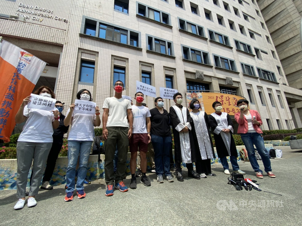 ▲跨國同志伴侶爭取辦理結婚登記，法院接連透過2案判決認定跨國同性伴侶有結婚權利。伴侶盟與跨國伴侶7日再度前往戶政事務所登記結婚，但承辦人員還是無法做成決定，伴侶盟呼籲內政部儘速撤銷違法函釋。中央社記者吳欣紜攝 110年5月7日