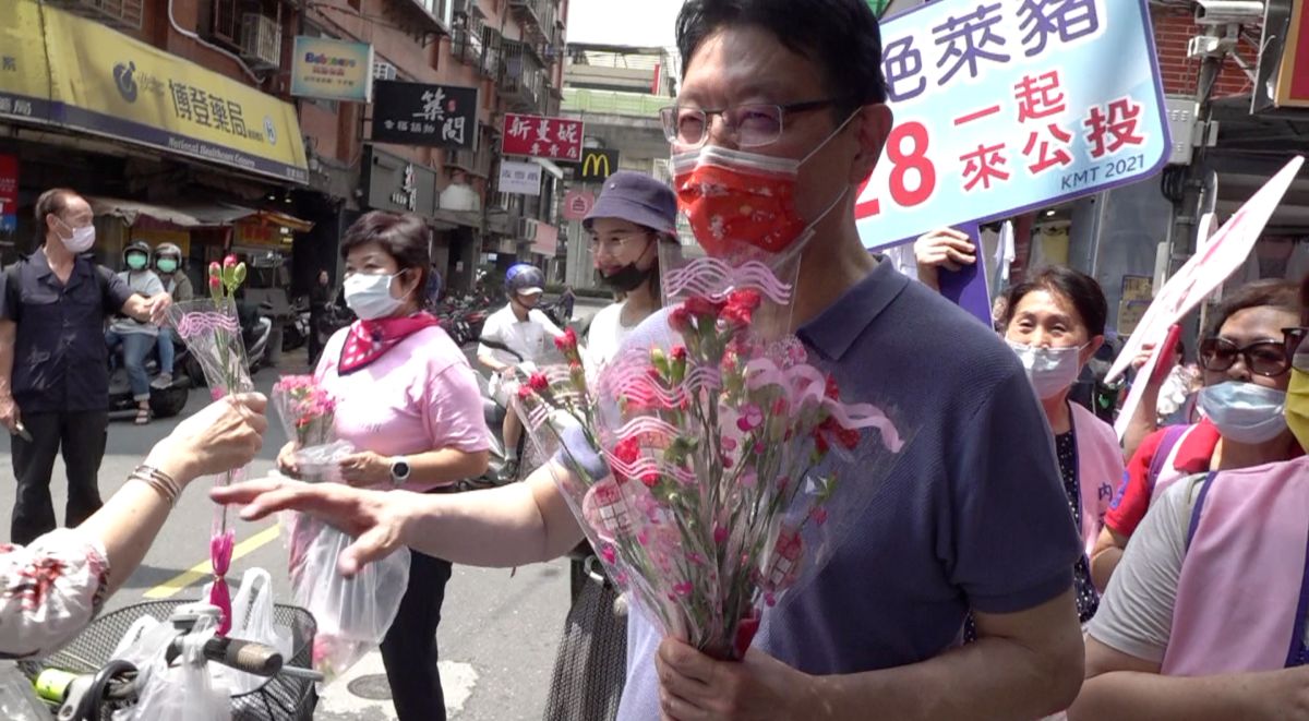 ▲中廣董事長趙少康今日出席國民黨舉辦的「寵愛媽咪、響應828公投」活動，在內湖市場周邊發放康乃馨。（圖／記者葉政勳攝,2021.05.08）