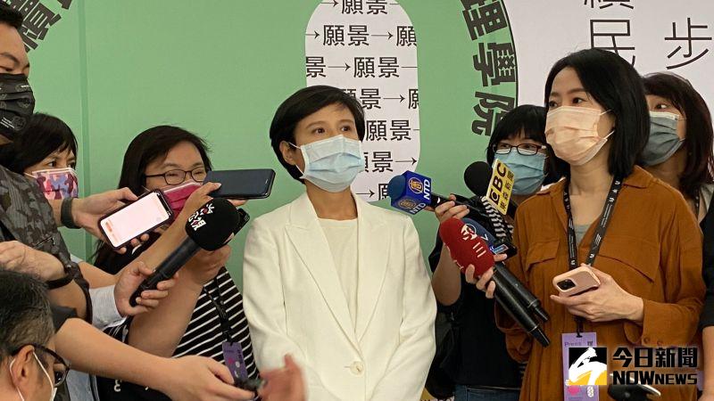 ▲ 青平台被視為鄭麗君參選2022起手式?鄭僅強調,選舉是民主是一部分,但不是全部(圖/記者胡宥心攝,2021.05.08)
