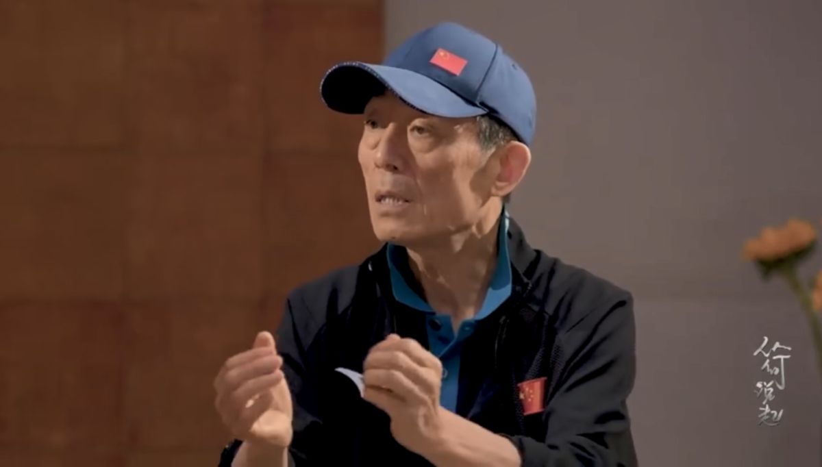▲大陸導演張藝謀談選「謀女郎」最重要標準是臉不能整形。（圖／翻攝新浪微博《從何說起》）