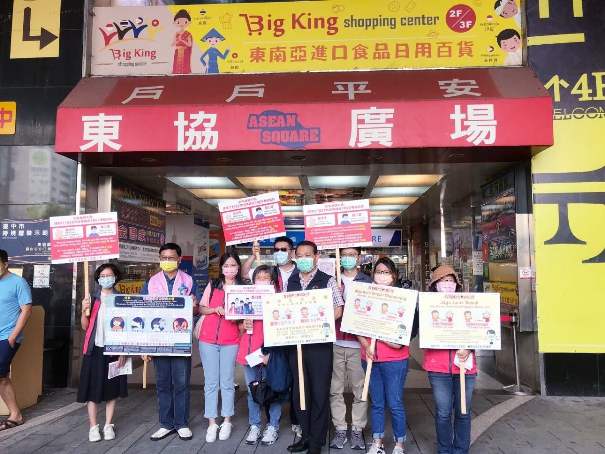 ▲疫情升溫防疫加嚴，台中市勞工局長張大春領隊至東協廣場，加強移工防疫觀念宣導。（圖／勞工局提供）