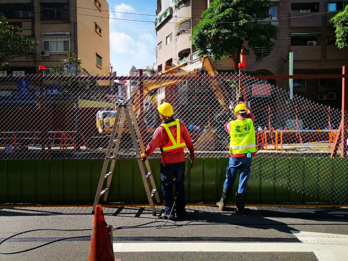 ▲大順一路工區路口兩側進行透空式圍籬施作，讓轉彎往來車輛視線更好。（圖／高市府捷運局提供）