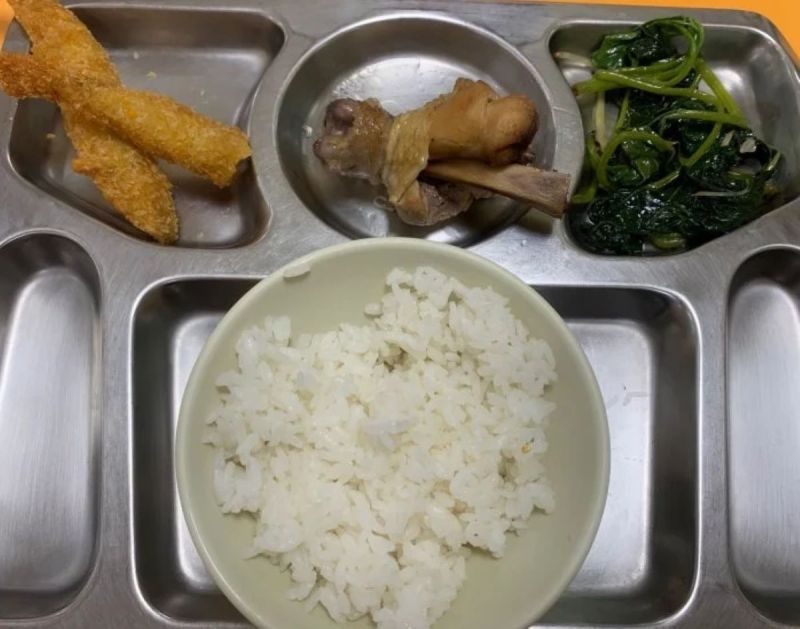 ▲一名女網友到學校的自助餐夾了3種菜，加上一碗飯，沒想到被收了86元。（圖／翻攝Dcard）