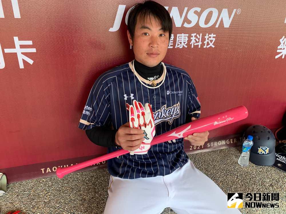 ▲林泓育秀出訂製母親節打擊手套與球棒。（圖／吳政紘攝）