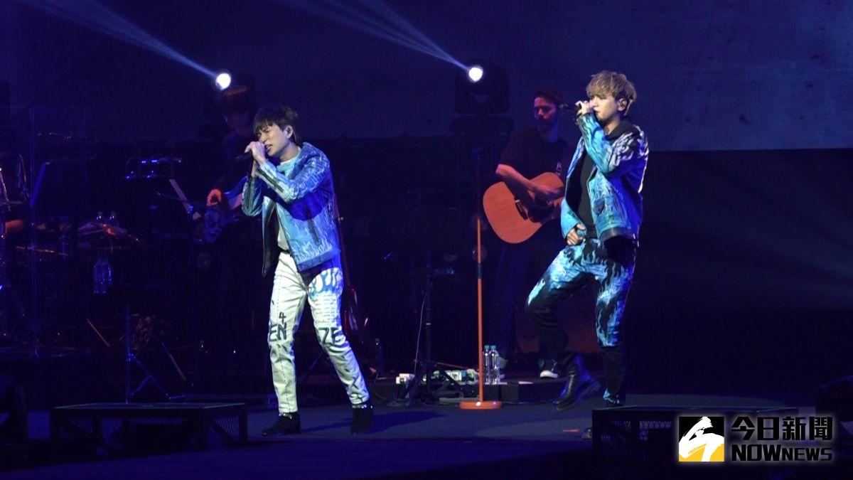 ▲邱鋒澤（左）掃情變陰影，舉辦演唱會。（圖／記者朱永強攝, 2021.05.08）