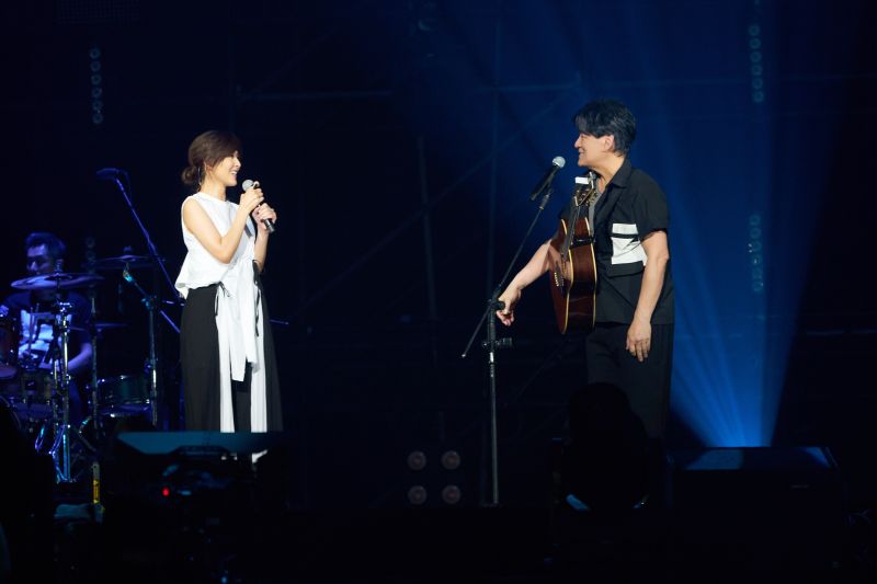 ▲蘇慧倫（左）擔任周華健高雄場演唱會嘉賓，2人一起合唱經典台語歌《家後》。（圖／滾石唱片提供）