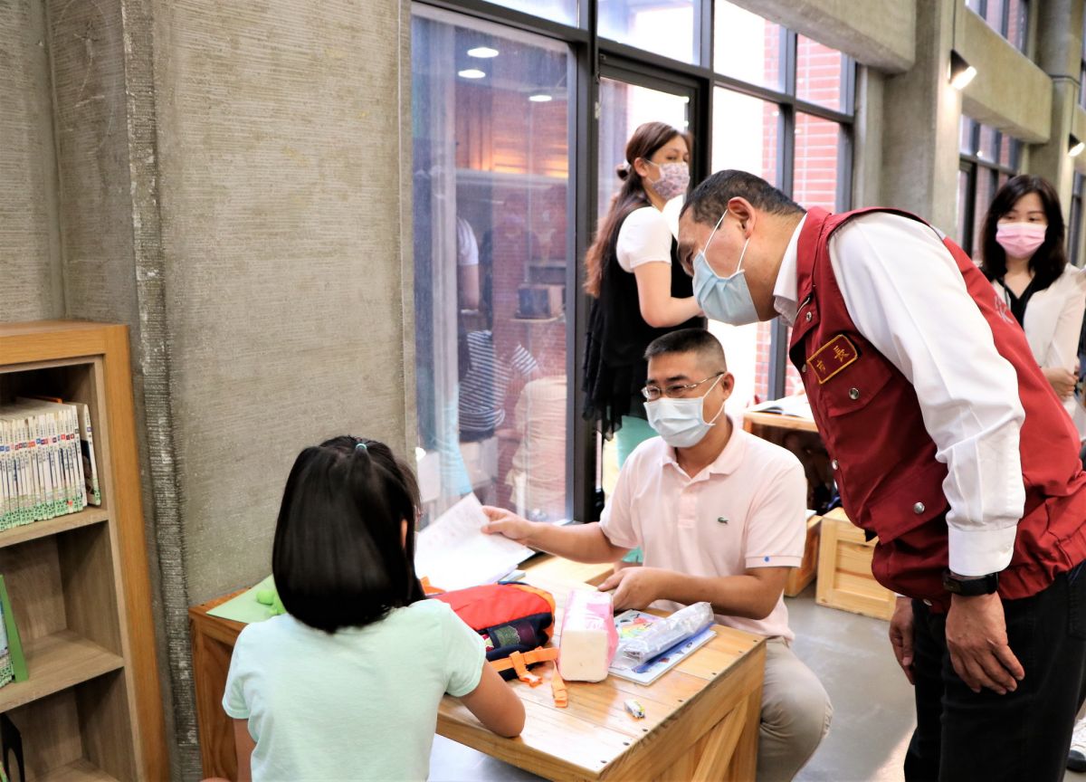 ▲新北市長侯友宜今（8）日前往新北市藝文中心與板橋江子翠分館，視察防疫的情形。（圖／新北市立圖書館提供）