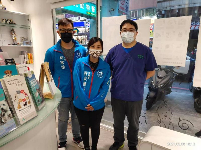 ▲許采蓁今(8)晚發文表示:直至今日采蓁才得知有發生這件事,第一時間便趕赴獸醫院致歉,也感謝獸醫院院長深明大義,明白采蓁與此事件無關,不予以怪罪」。(圖/翻攝自許采蓁臉書)