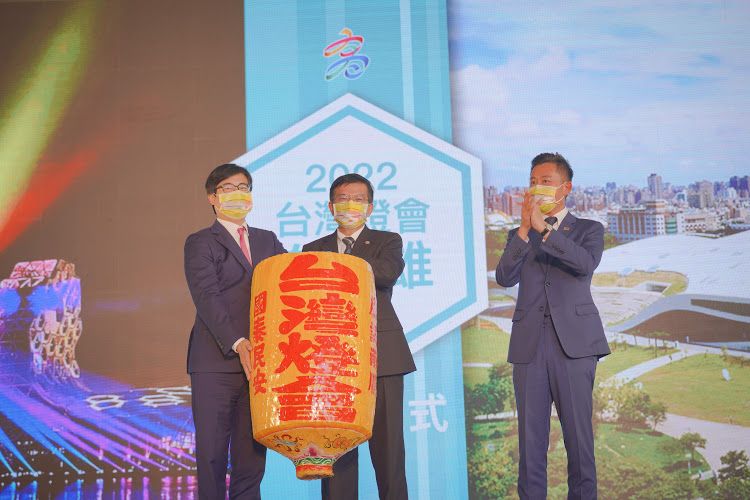 ▲在交通部長王國材等人見證下，高雄市長陳其邁接下代表台灣燈會主辦權的台灣燈會燈籠信物。（圖／高市府提供）
