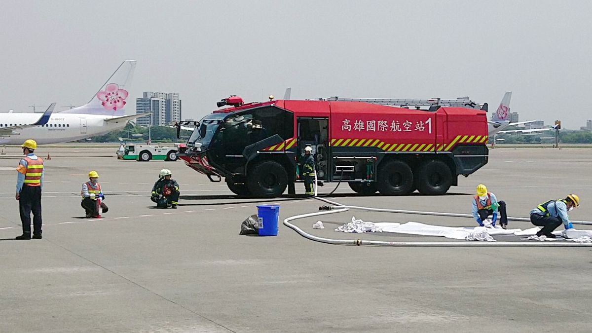 ▲高雄國際航空站的台灣中油公司高雄機場航油中心，日前聯合高雄國際航空站及其消防隊，舉辦機坪洩漏燃油等緊急應變演習。(圖／中油高雄機場航油中心提供)