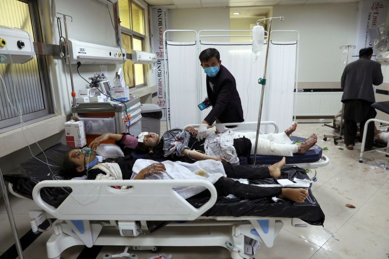 ▲阿富汗首都喀布爾西區一所女子高中校門口附近，發生巨大爆炸，造成至少30人喪生和52人受傷。（圖／美聯社／達志影像）