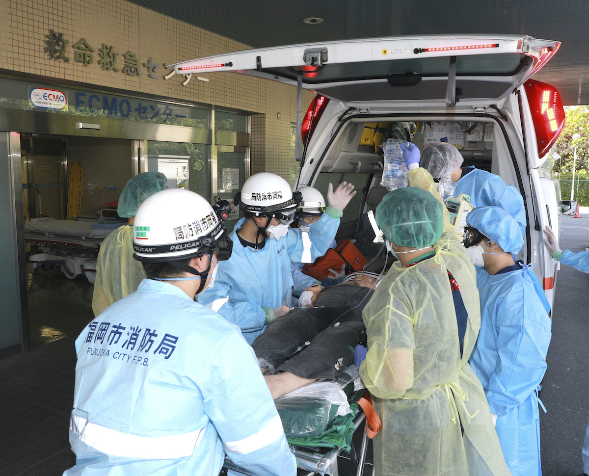 ▲日本感染新冠肺炎（COVID-19）的重症患者數已多達1144人，再創新高。圖為日本九州北部福岡縣一家醫院。（圖／美聯社／達志影像）