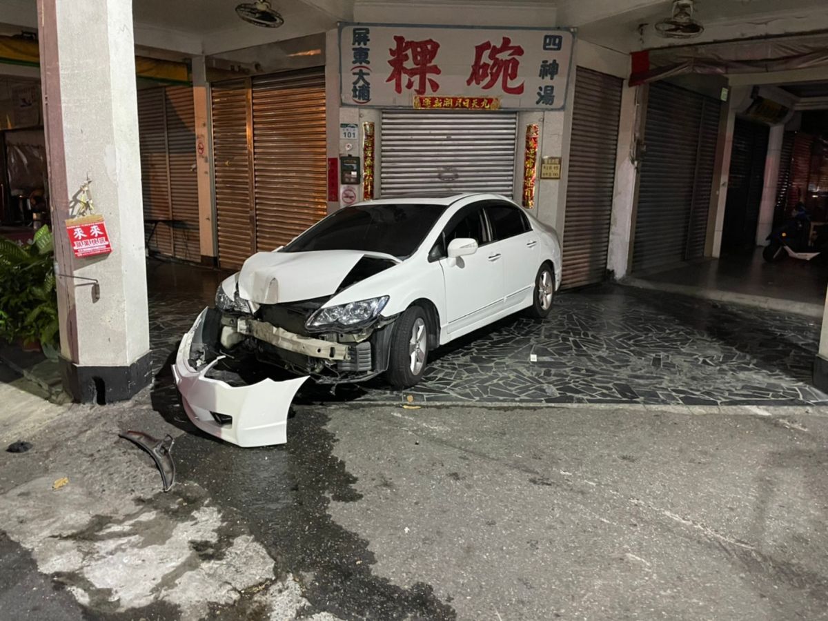 ▲高雄市苓雅區今(9)日凌晨4點左右發生一起車禍肇事逃逸案，警方在白色自小客車車上找到41枚子彈，警方目前已掌握對象查緝中。（圖／記者郭凱杰翻攝）